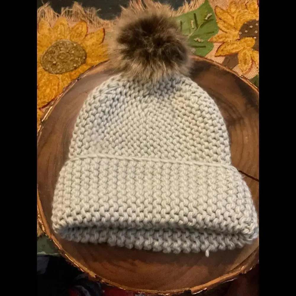 Cozy Knit Beanie with Faux Fur Pom Pom - Light Gray